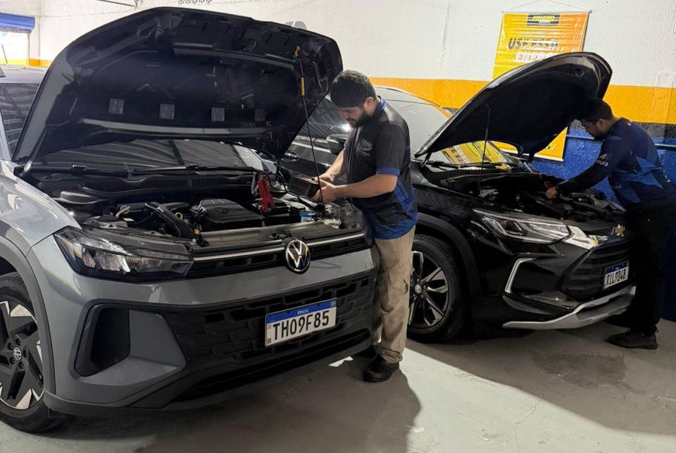 Técnicos instalando bateria